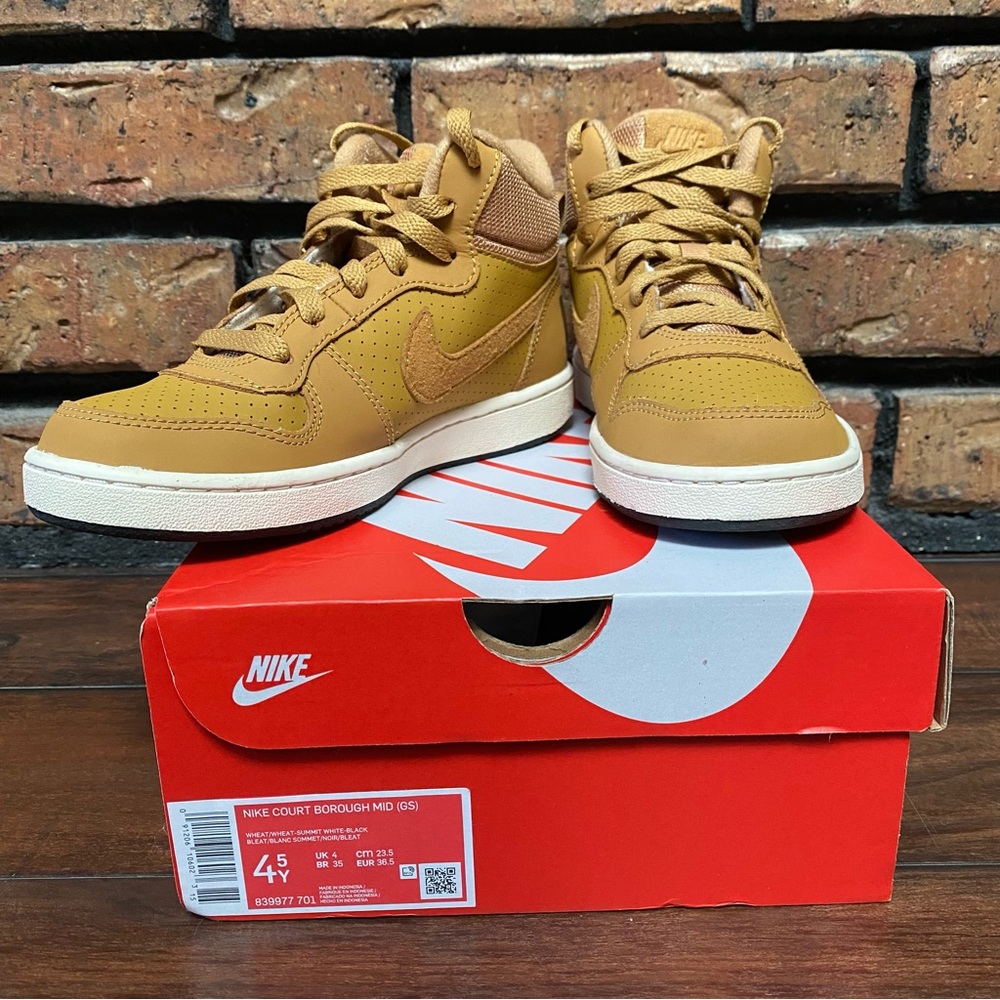 Nike Court Borough Mid